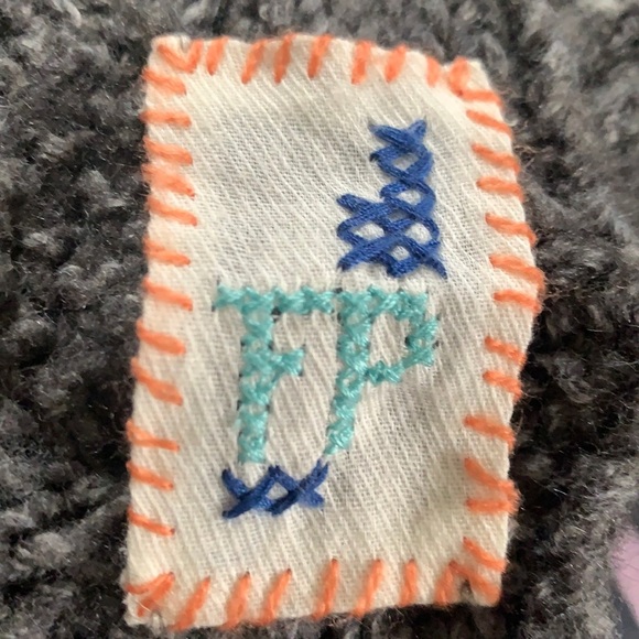 Free People wool blend cable knit soft flecked grey winter scarf w/ tassel ends - Picture 3 of 5